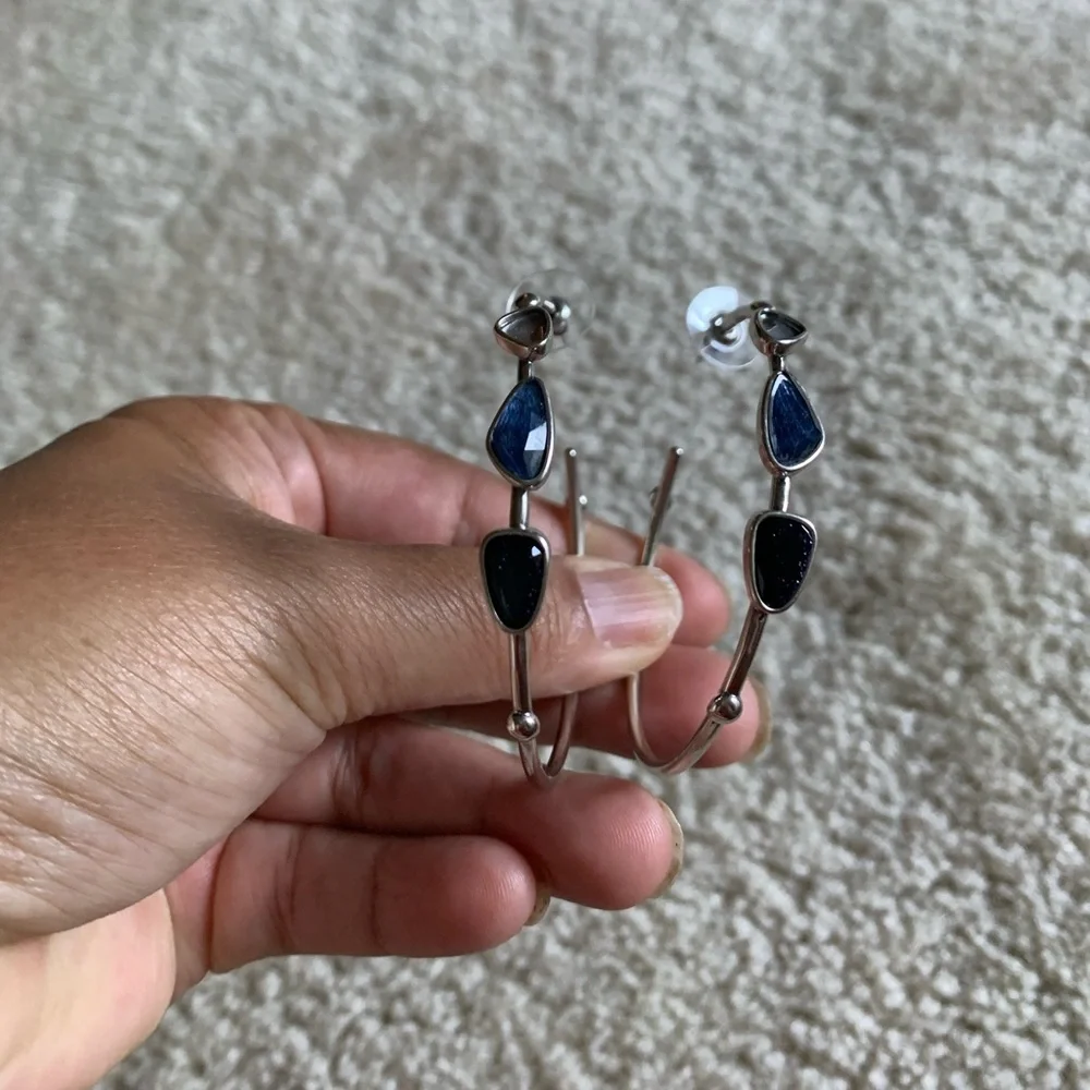 KENDRA SCOTT Ivy Hoop Earrings - Silver w Blue